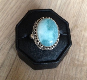 Zilveren edelsteen ring met Larimar bewerkte kop 18 mm